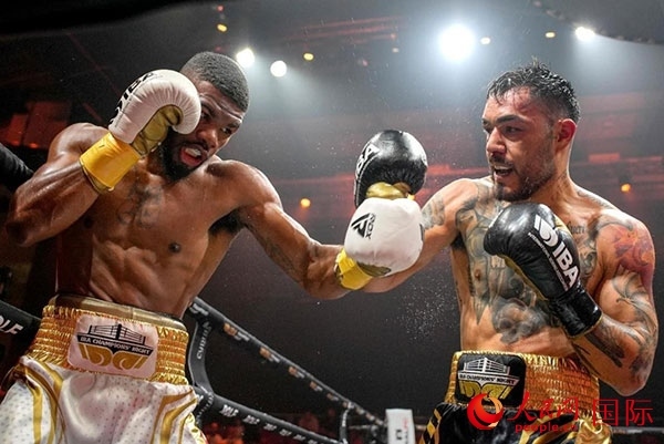 來自剛果民主共和國的帕特里克·穆卡拉（右）獲得了非洲80公斤級冠軍。人民網(wǎng) 塔里克·易卜拉欣攝