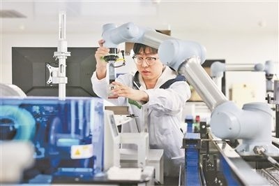 廣東省深圳市科研人員在實(shí)驗(yàn)室調(diào)試智能機(jī)器人。視覺中國(guó)供圖