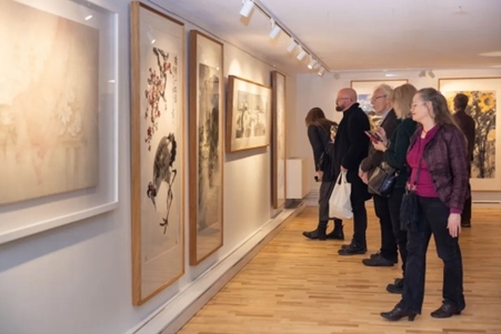 來賓參觀畫展。中國(guó)駐瑞典大使館供圖