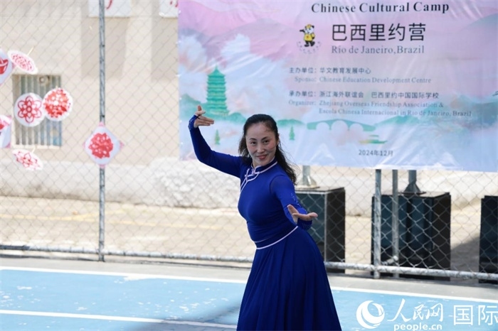 蒙古族舞蹈《熱土》表現(xiàn)出草原兒女的熱情與活力。人民網(wǎng)記者 陳海琪攝