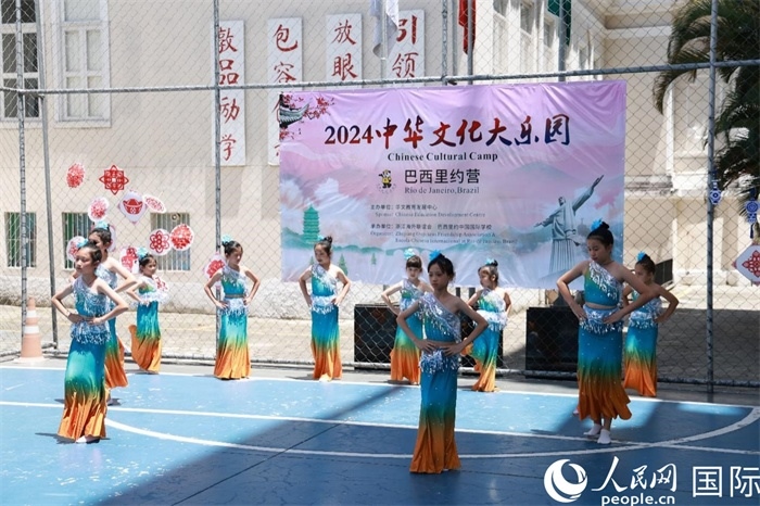 傣族舞蹈《金色的孔雀》以優(yōu)美的動(dòng)作贏得觀眾喝彩。人民網(wǎng)記者 陳海琪攝