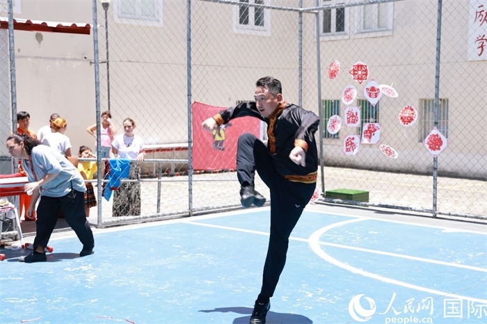 塔吉克舞蹈《夢(mèng)想》通過靈動(dòng)的舞姿展現(xiàn)了塔吉克族對(duì)美好生活的向往，仿佛帶領(lǐng)觀眾走進(jìn)了帕米爾高原。人民網(wǎng)記者 陳海琪攝