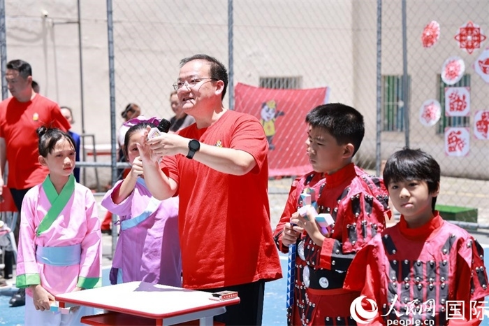 趣味數(shù)學(xué)節(jié)目以富有創(chuàng)意的數(shù)字游戲和魔尺變幻為亮點(diǎn)，激發(fā)了孩子們的數(shù)學(xué)思維與想象力。人民網(wǎng)記者 陳海琪攝