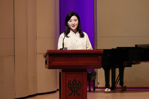 中央音樂學(xué)院黨委書記、中國民族管弦樂學(xué)會(huì)胡琴專業(yè)委員會(huì)會(huì)長于紅梅致辭。中國民族管弦樂學(xué)會(huì)胡琴專業(yè)委員會(huì)供圖