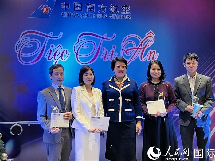 中越航司界代表在交流會(huì)上合影。人民網(wǎng)記者 楊曄攝