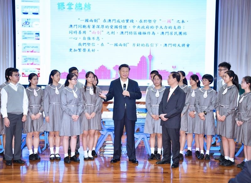 △2019年12月19日，在濠江中學(xué)附屬英才學(xué)校觀摩以“‘一國兩制’與澳門”為題的中國歷史公開課后，習(xí)近平主席走到學(xué)生中間即席發(fā)表重要講話。