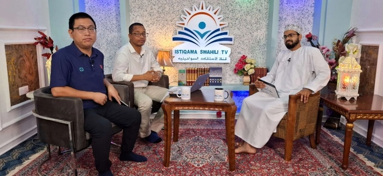 牛曉兵主任參與當?shù)仉娨暸_訪談。中國援桑醫(yī)療隊供圖