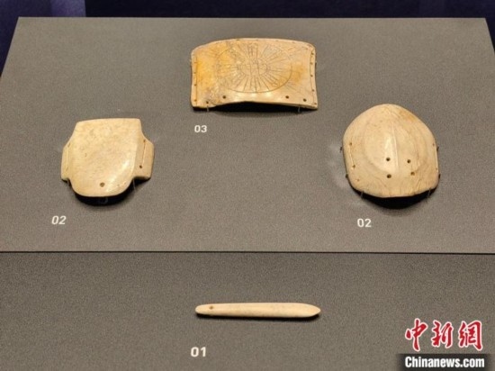 12月14日，“文明先鋒—凌家灘文化玉器展”在故宮博物院文華殿開幕。圖為展覽現(xiàn)場的玉龜、玉版和玉簽。 中新社記者 應(yīng)妮 攝