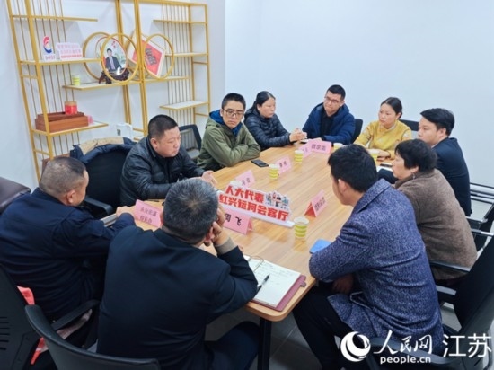 “紅興會(huì)客廳”，一場(chǎng)助企紓困協(xié)調(diào)會(huì)正在進(jìn)行。人民網(wǎng) 徐晨曦?cái)z