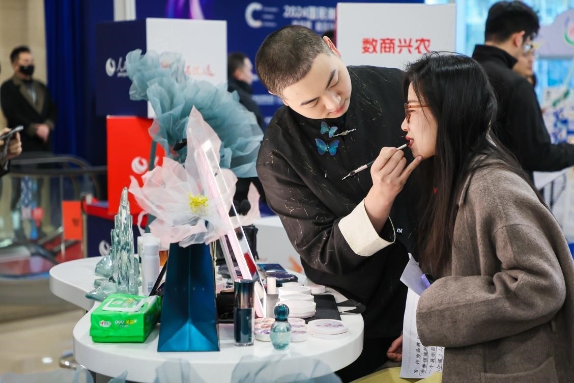 美妝展位化妝師為嘉賓一對一化妝。林文松攝