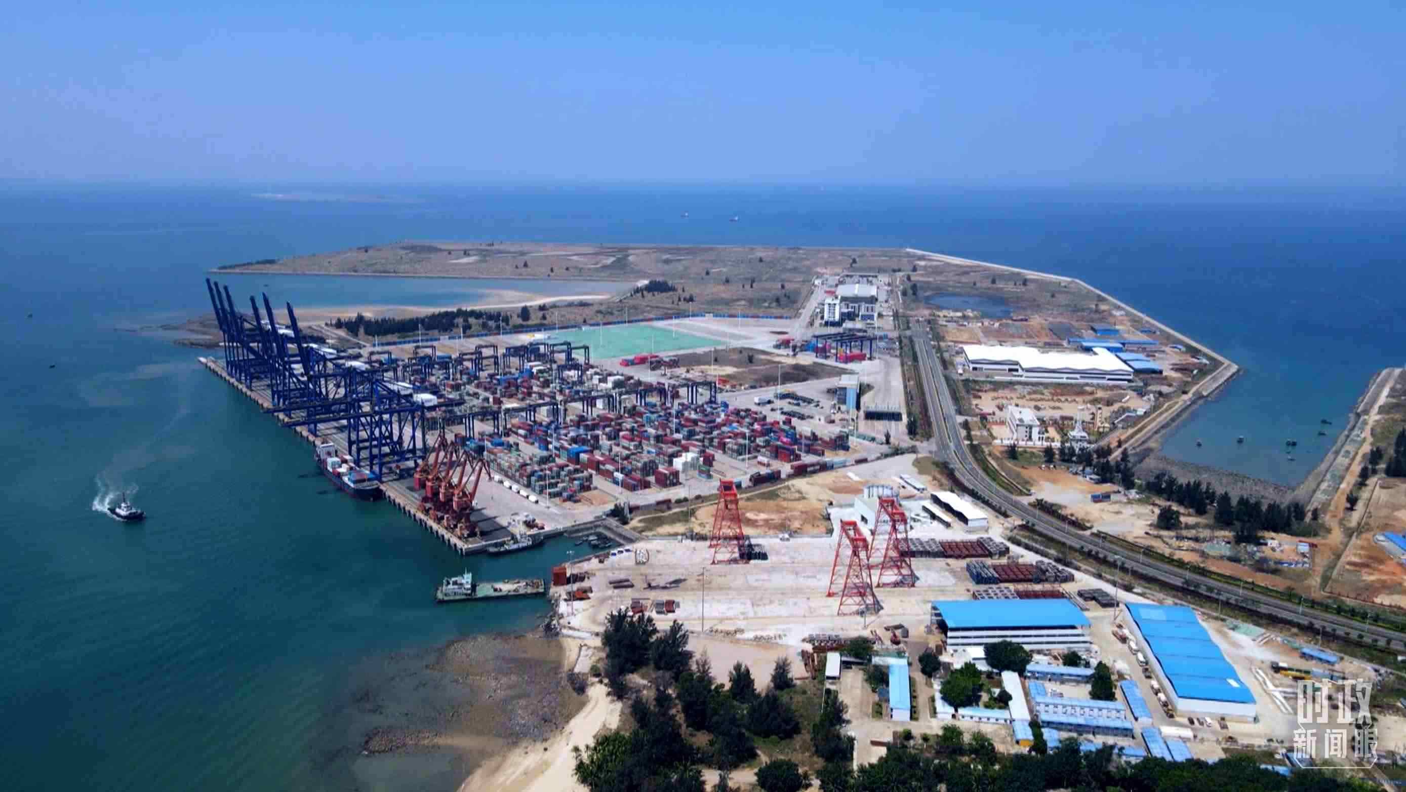 俯瞰海南洋浦港口。（總臺記者葉飛拍攝）