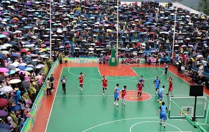 2024年5月1日，人們?cè)谫F州省黔東南苗族侗族自治州臺(tái)江縣臺(tái)盤鄉(xiāng)臺(tái)盤村觀看“村BA”球王爭(zhēng)霸賽。 新華社發(fā)（余天英 攝）