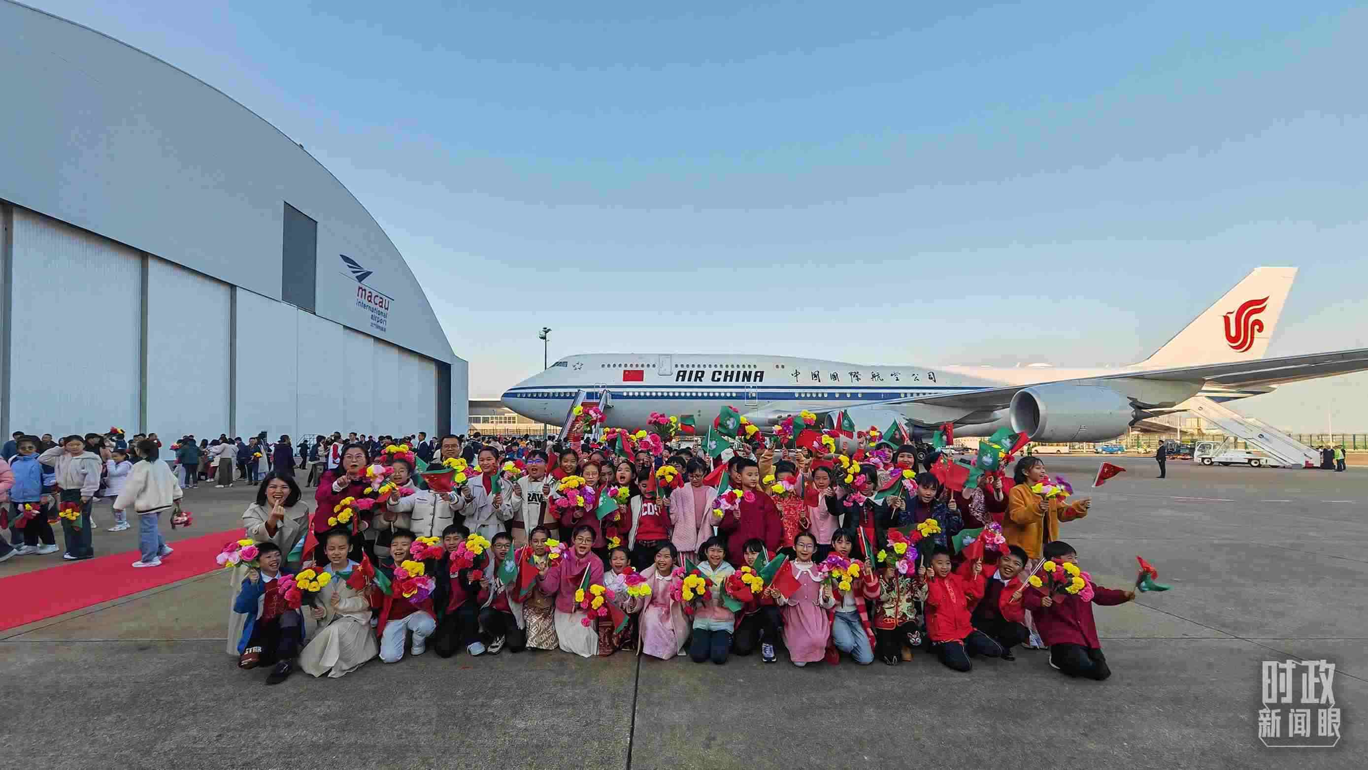 △歡迎儀式后，歡迎人群合影留念。（總臺央視記者劉琦拍攝）