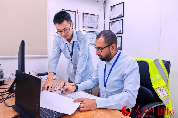 中外員工共同跟進(jìn)項(xiàng)目進(jìn)展。人民網(wǎng)記者 管克江攝