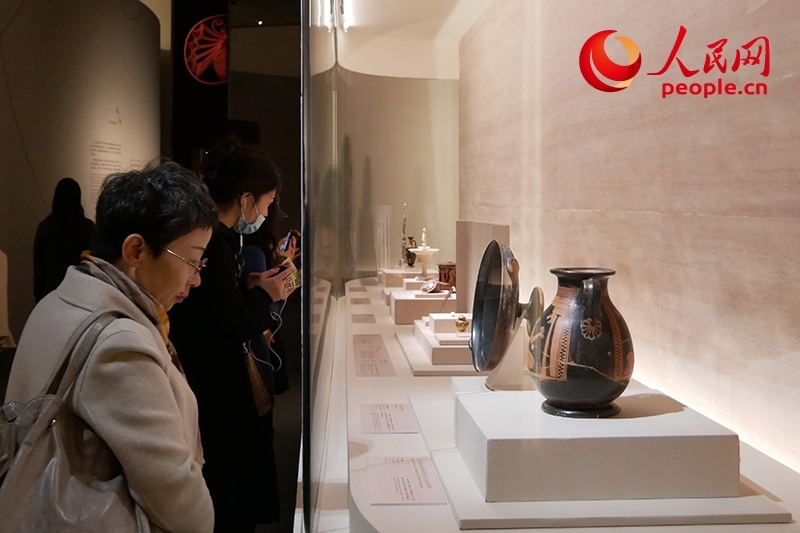 11月13日，觀眾正在國(guó)博參觀“美的多元——古希臘的藝術(shù)與生活”展。人民網(wǎng)記者 韋衍行攝
