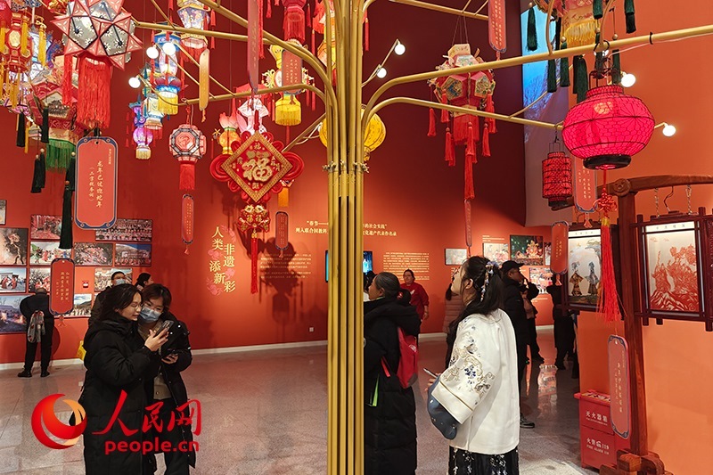 12月21日，觀眾正在參觀“過(guò)年——春節(jié)主題展”。人民網(wǎng)記者 韋衍行攝