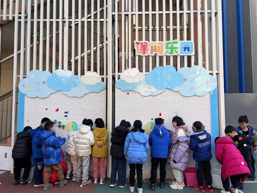 學(xué)生們?cè)谡n間樂園玩拼圖。人民網(wǎng) 白炅攝