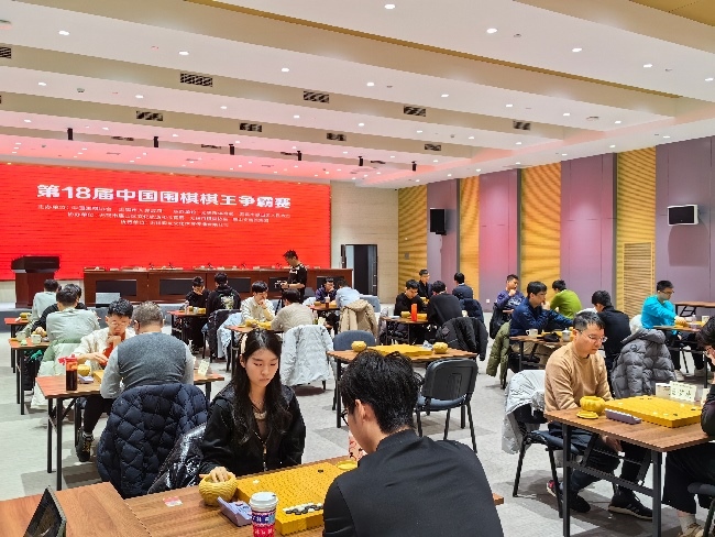 棋手在比賽中。人民網記者 李乃妍攝