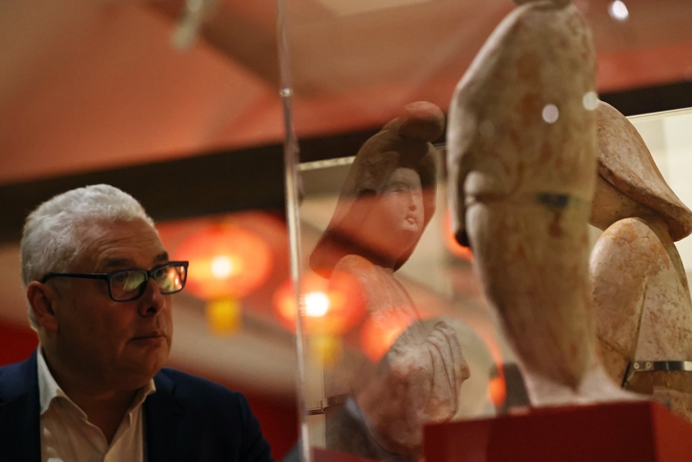 2024年11月18日，在位于法國(guó)巴黎的吉美國(guó)立亞洲藝術(shù)博物館，一名觀眾參觀“中國(guó)·唐——一個(gè)多元開放的朝代（7至10世紀(jì)）”展覽。新華社記者 高靜 攝