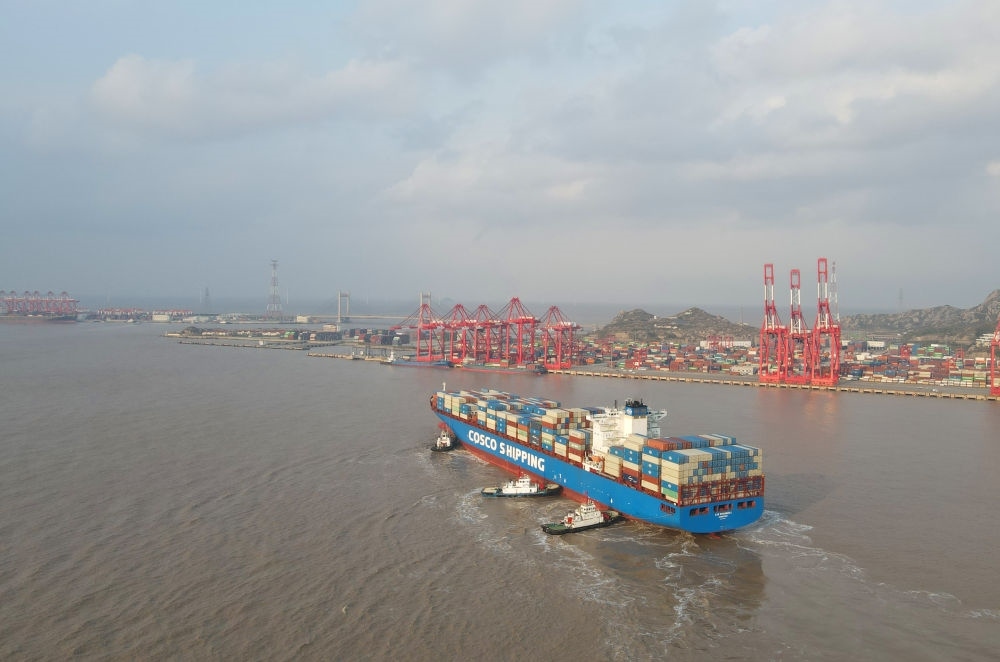 “新上海”輪抵達(dá)洋山港，這是自秘魯錢凱港開港后首個(gè)“錢凱—上?！闭胶酱危?024年12月18日攝，無(wú)人機(jī)照片）。新華社記者 方喆 攝