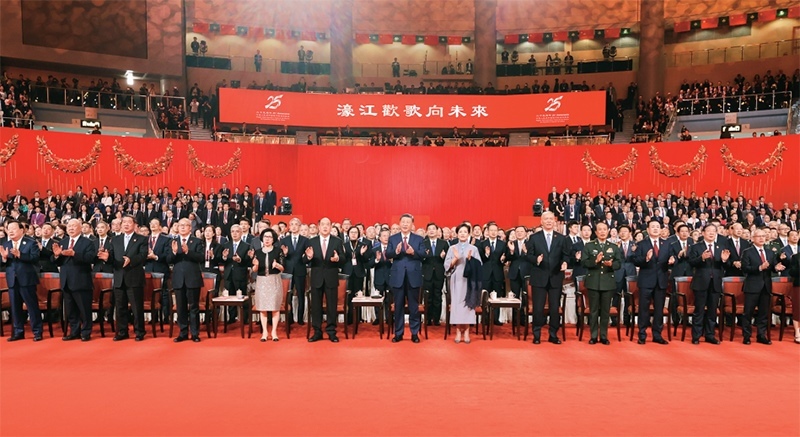 2024年12月19日晚，慶祝澳門回歸祖國(guó)25周年文藝晚會(huì)在澳門東亞運(yùn)動(dòng)會(huì)體育館舉行。中共中央總書記、國(guó)家主席、中央軍委主席習(xí)近平觀看演出。晚會(huì)最后，習(xí)近平同全場(chǎng)觀眾一起高唱《歌唱祖國(guó)》。 新華社記者 丁林/攝