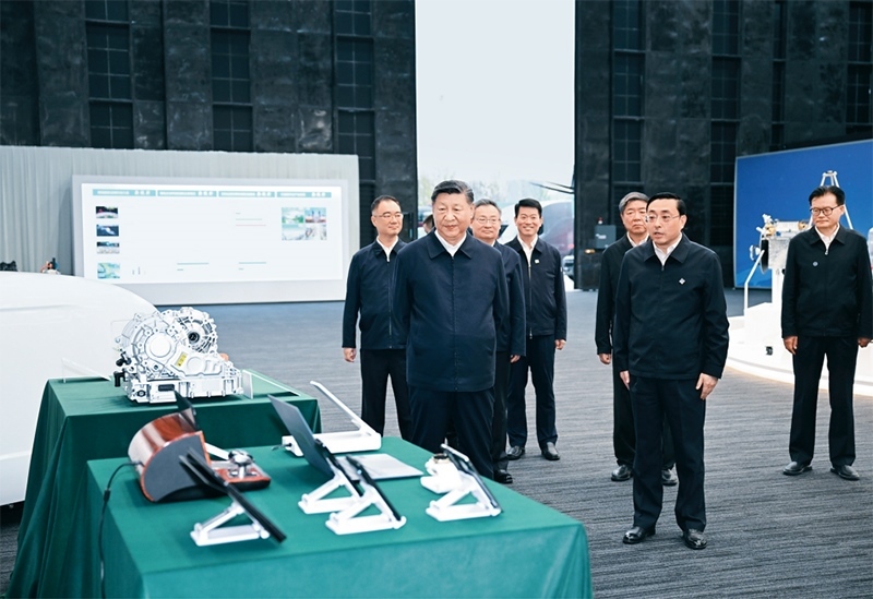 2024年10月17日至18日，中共中央總書記、國(guó)家主席、中央軍委主席習(xí)近平在安徽考察。這是17日下午，習(xí)近平在合肥濱湖科學(xué)城察看安徽省重大科技創(chuàng)新成果集中展示。 新華社記者 謝環(huán)馳/攝