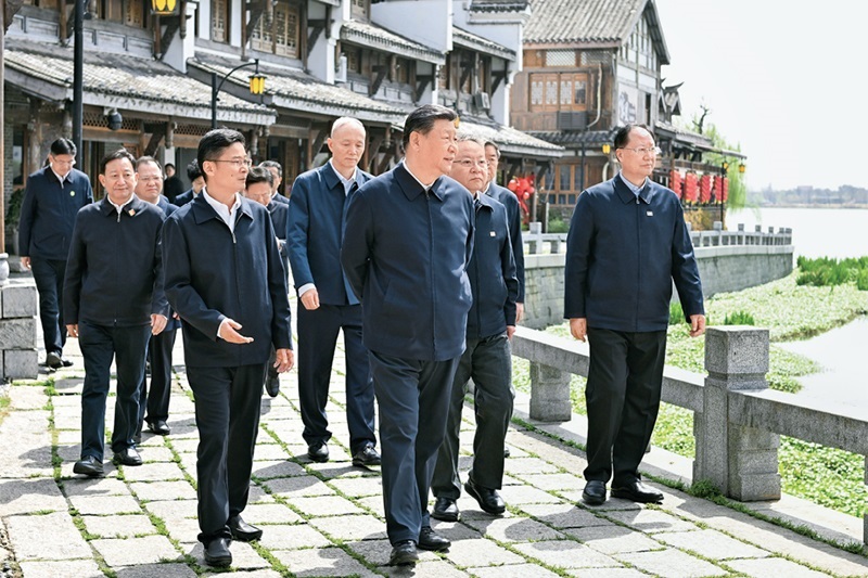2024年3月18日至21日，中共中央總書記、國(guó)家主席、中央軍委主席習(xí)近平在湖南考察。這是19日上午，習(xí)近平在常德河街考察。 新華社記者 謝環(huán)馳/攝