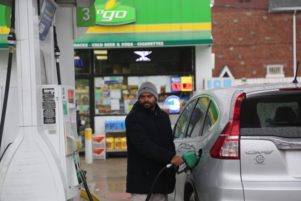 2024年12月11日，一名男子在美國紐約一處加油站加油。新華社記者劉亞南 攝