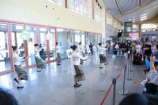 演員在中老鐵路瑯勃拉邦車站表演節(jié)目。蓬屏攝