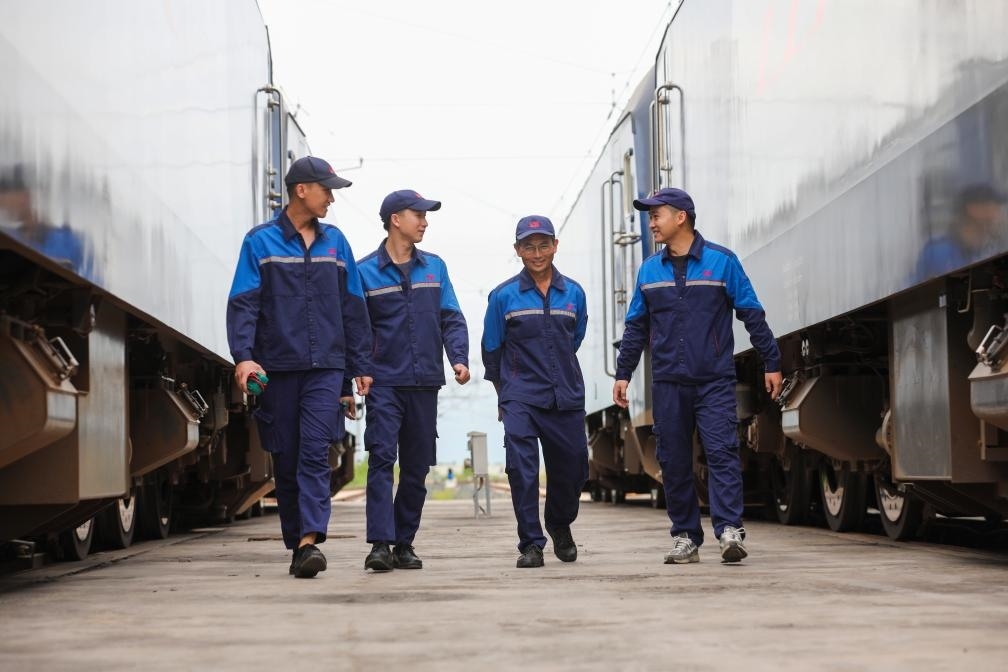 2024年9月9日，來自中國、老撾的師徒4人在中老鐵路萬象運營管理中心的機車檢修庫內。新華社發(fā)（楊永全攝）