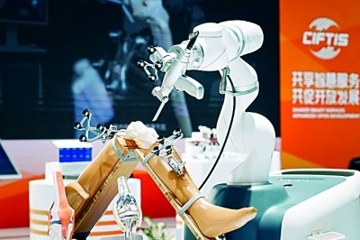 2024年中國(guó)國(guó)際服務(wù)貿(mào)易交易會(huì)上展出的人工智能骨科手術(shù)機(jī)器人。新華社發(fā)