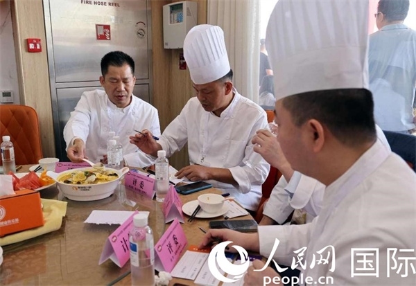 評(píng)委正在品嘗菜品并打分。人民網(wǎng)記者 管克江攝