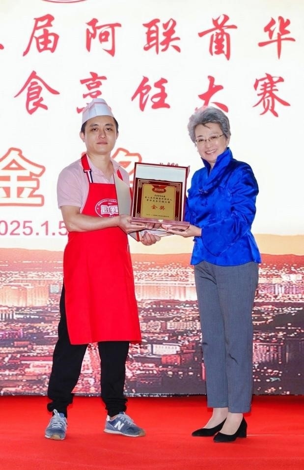 中國(guó)駐迪拜總領(lǐng)事歐渤芊（右）為金獎(jiǎng)獲得者頒獎(jiǎng)。主辦方供圖