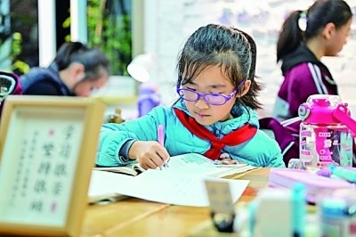 在河南洛陽市澗西區(qū)長安路街道長安路二社區(qū)共享自習(xí)室內(nèi)，孩子們在學(xué)習(xí)。李衛(wèi)超攝/光明圖片