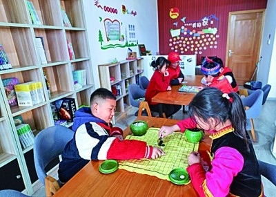 浙江岱山縣秀山鄉(xiāng)秀南村“民生小鋪”里，放學(xué)后的小學(xué)生在下棋。新華社發(fā)