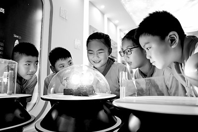 江西省南昌市青云客航天科創(chuàng)空間青少年科普館，孩子們在觀察光壓傳動試驗。鮑贛生攝/光明圖片