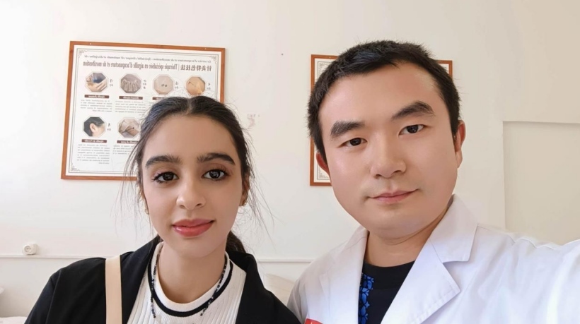 康復(fù)后的阿斯瑪與中國醫(yī)生梁敏。中國援阿爾及利亞醫(yī)療隊(duì)供圖