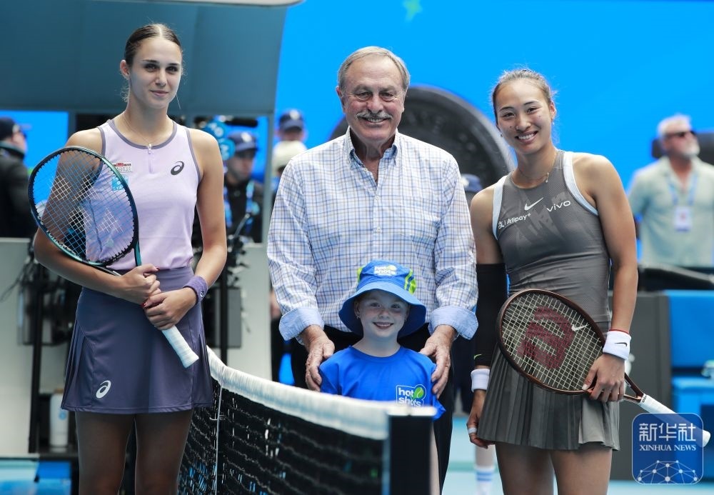 ↑鄭欽文（右）、托多尼（左）在比賽前與澳大利亞網(wǎng)球名將約翰·紐康姆合影。新華社記者 馬平 攝