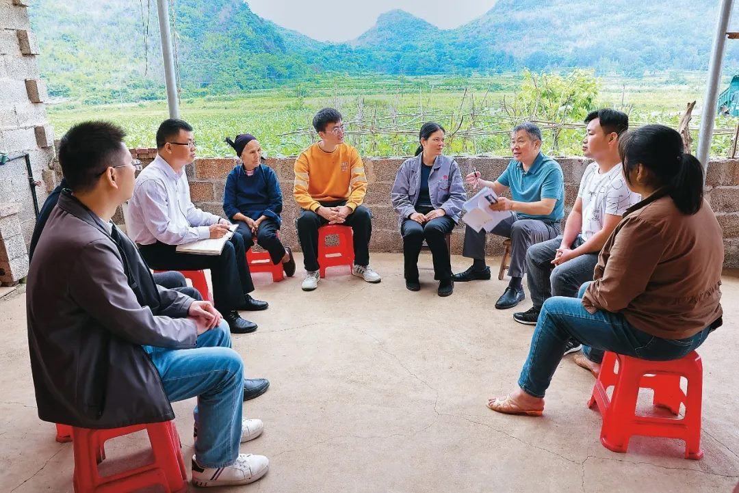 △法學會法律咨詢專家等入戶走訪、調解糾紛。