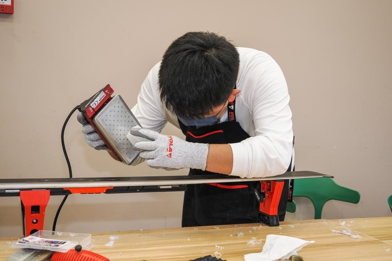 米嘉軒正在給雪板打蠟。受訪者供圖