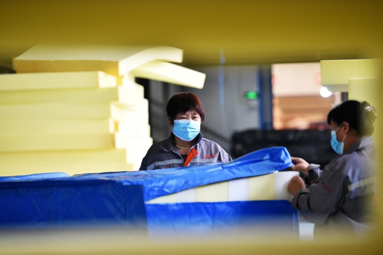 定州市某公司生產(chǎn)的短道速滑防護(hù)墊、速度滑冰防護(hù)墊、雪上防護(hù)墊等產(chǎn)品。白永民攝