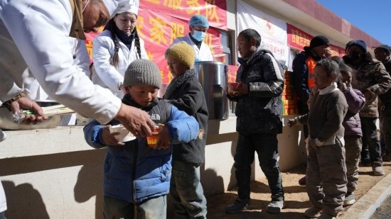 1月14日，廚師們正在給前來用餐的小朋友們打飯。新華社記者 邱星翔 攝