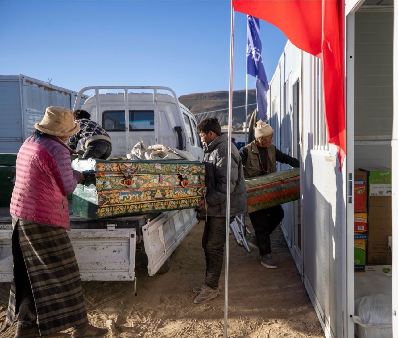 1月11日，西藏定日縣曲洛鄉(xiāng)措昂村，首批入住活動(dòng)板房的村民正在搬運(yùn)物品，為入住做準(zhǔn)備。人民日報(bào)記者張武軍攝