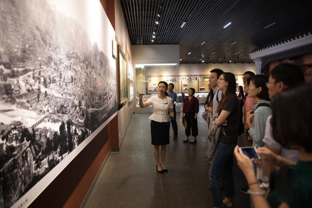 △參觀者在遵義會(huì)議紀(jì)念館聽取介紹。