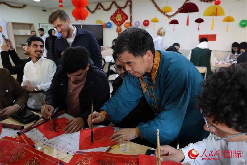 寫福字。人民網(wǎng)伊納斯·易卜拉欣攝