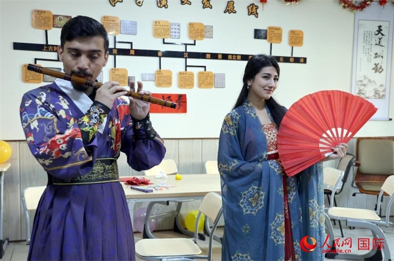 薩拉赫丁大學(xué)中文系學(xué)生們展示才藝。人民網(wǎng)伊納斯·易卜拉欣攝