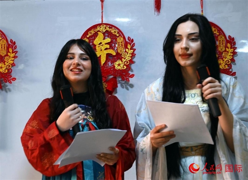 活動(dòng)由中文系學(xué)生主持。人民網(wǎng)伊納斯·易卜拉欣攝