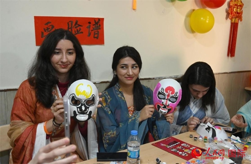 畫臉譜。人民網(wǎng)伊納斯·易卜拉欣攝