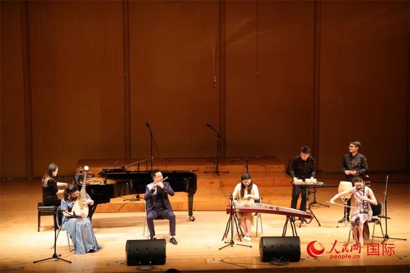 來自云南藝術學院的音樂家在演奏《金蛇狂舞》。人民網記者 楊一攝