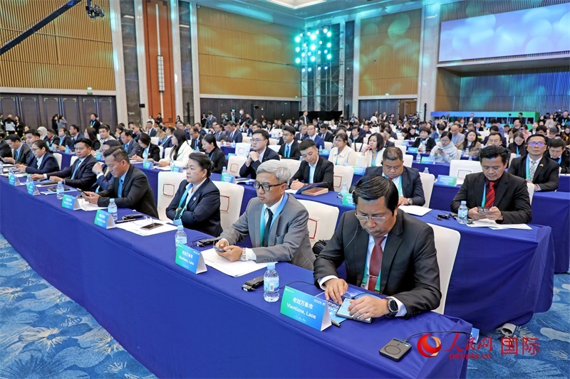 這是1月16日在南寧國(guó)際會(huì)展中心拍攝的“世界市長(zhǎng)對(duì)話·南寧”活動(dòng)現(xiàn)場(chǎng)。人民網(wǎng)記者 趙益普攝